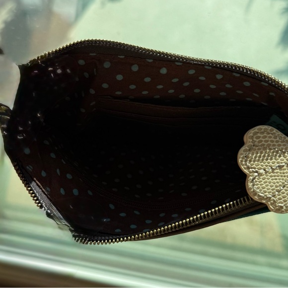 Turquoise Chala Crossbody Bag with Otter & Baby Design - Picture 4 of 10